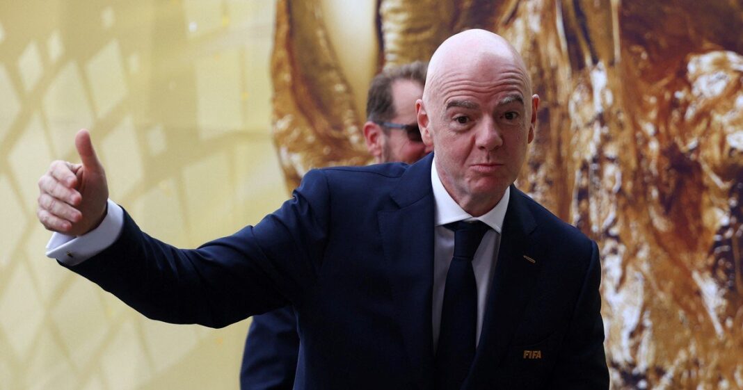 Gianni Infantino y Nicolás Otamendi en un partido de la Selección Argentina