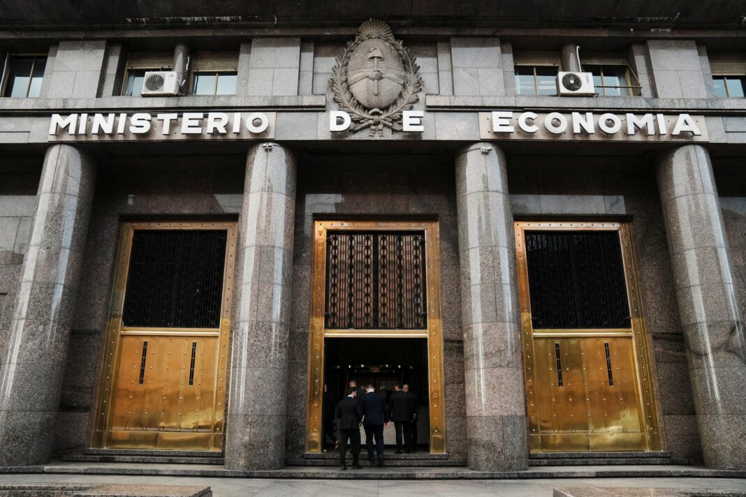 Gráfico de bonos y dólares en el mercado financiero argentino