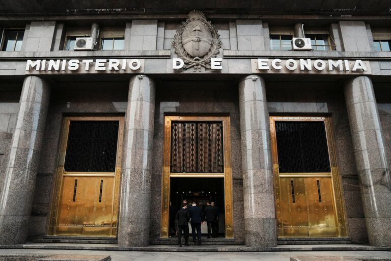 Gráfico de bonos y dólares en el mercado financiero argentino
