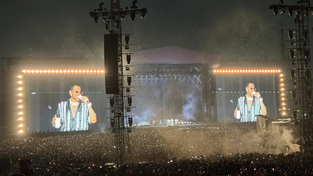 Concierto de Grupo Firme en el Estadio GNP de la Ciudad de México con asistentes bajo lluvia