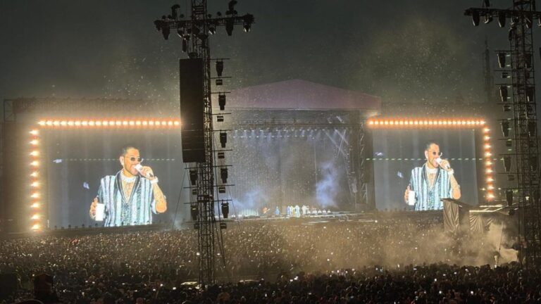 Concierto de Grupo Firme en el Estadio GNP de la Ciudad de México con asistentes bajo lluvia