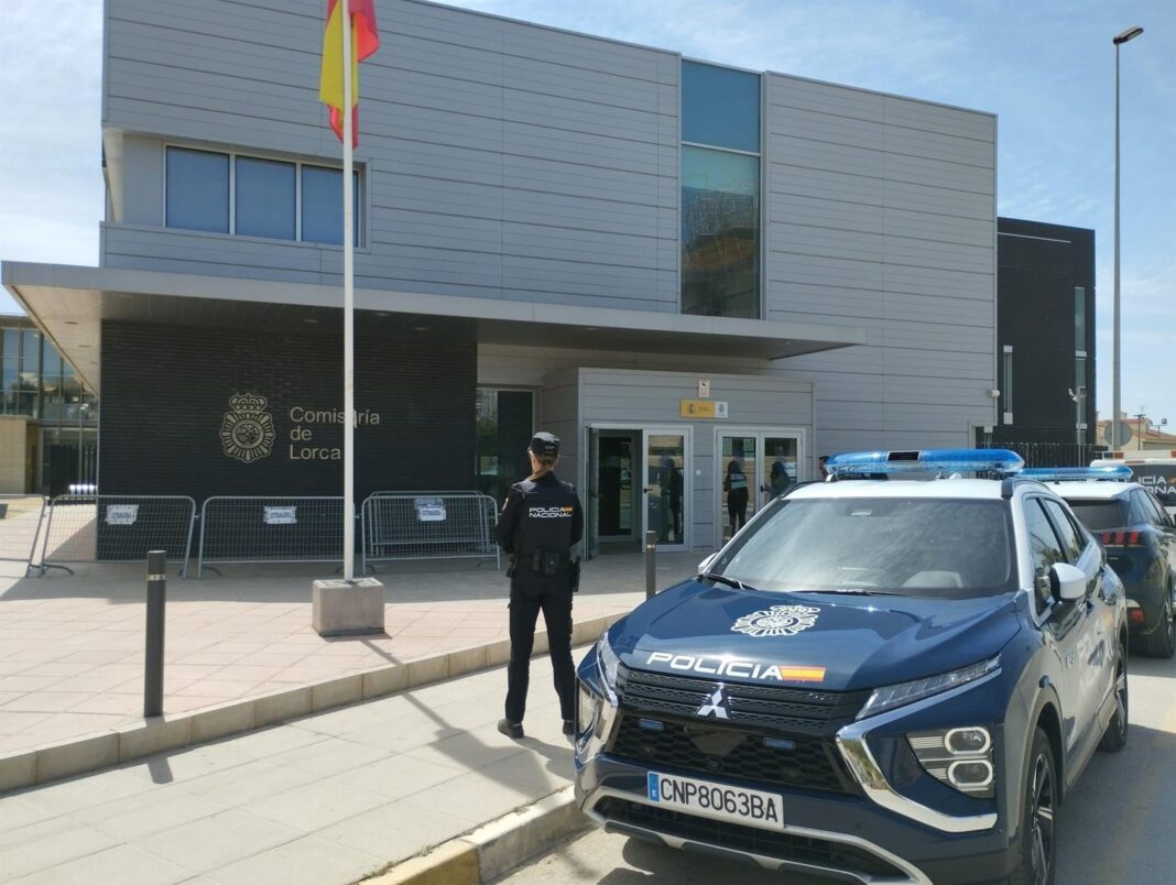 Agentes de la Guardia Civil y la Policía Nacional en un operativo de seguridad