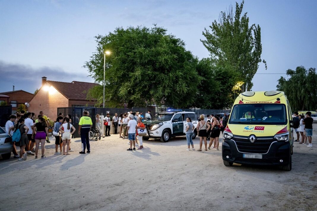 Personas con discapacidad siendo evacuadas durante una emergencia