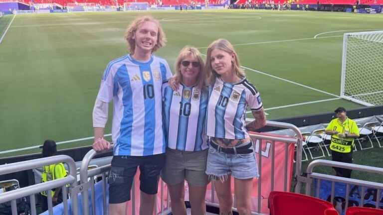 Castor Hetfield y Marcella Hetfield con la camiseta de la selección argentina en el estadio de Kansas City