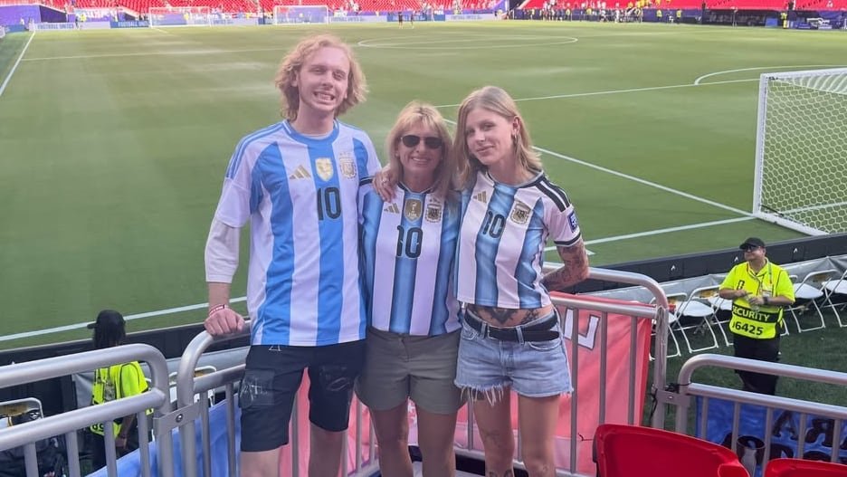 Castor Hetfield y Marcella Hetfield con la camiseta de la selección argentina en el estadio de Kansas City
