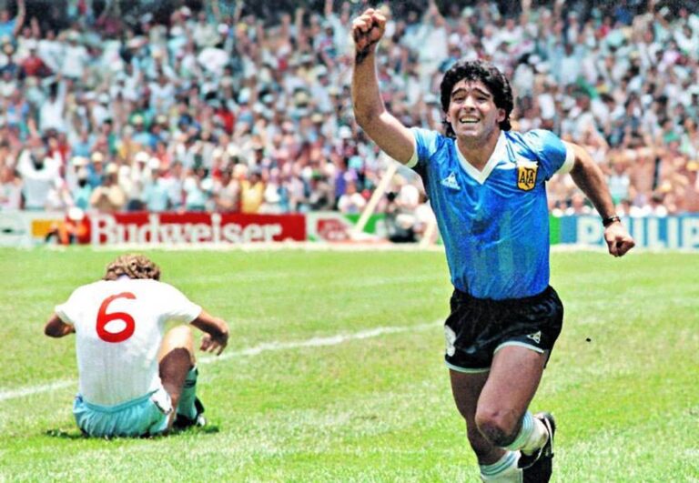 Escudos de las selecciones de Argentina e Inglaterra