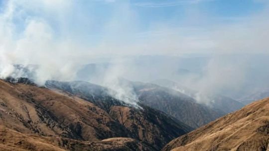 Incendio forestal en Salta con humo y montañas al fondo