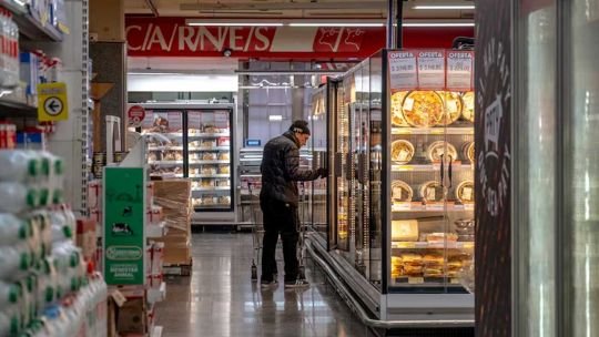 Góndola de supermercado con productos alimenticios