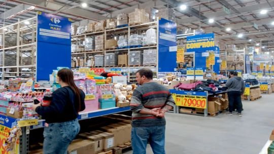Gráfico de inflación mensual de Argentina con tendencia descendente
