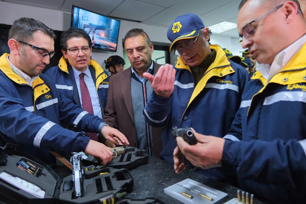 Fusil Jaguar de Indumil sobre una superficie