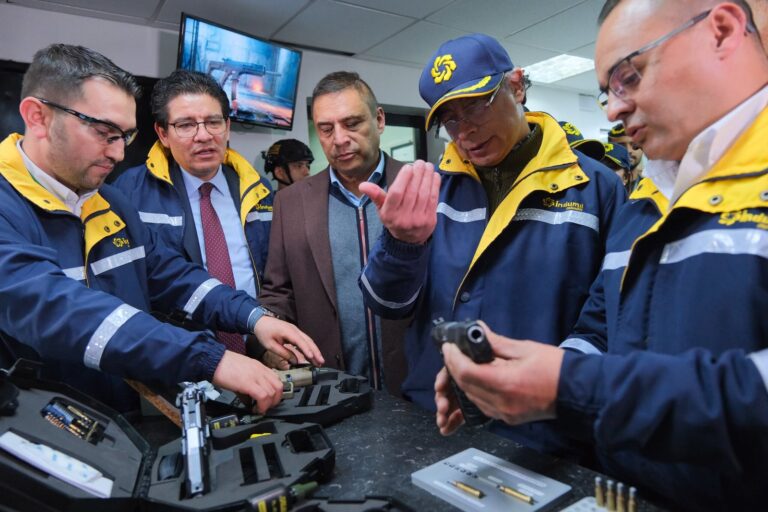 Fusil Jaguar de Indumil sobre una superficie