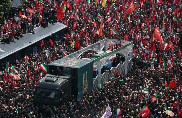 Ataúd de Ali Khamenei cubierto con la bandera iraní durante el funeral en Mashhad
