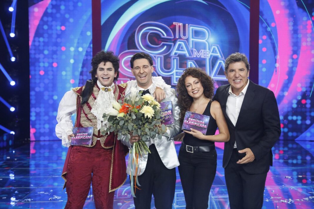 J Kbello posa con el trofeo de ganador de Tu cara me suena 13 en el plató de Antena 3