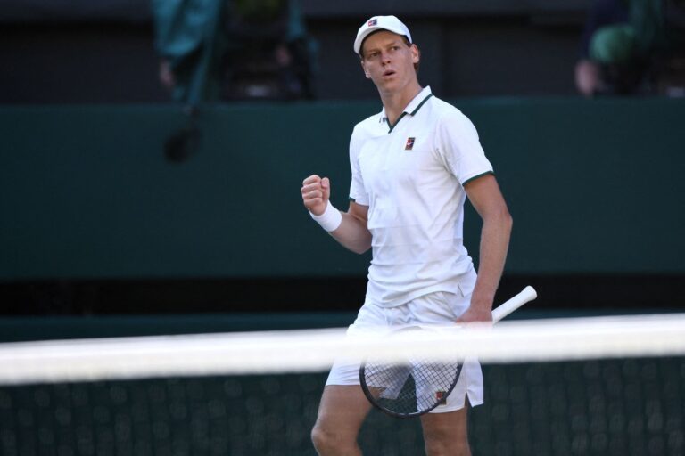 Jannik Sinner levanta el trofeo de campeón de Wimbledon 2026