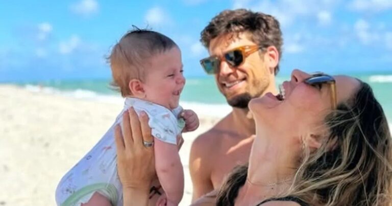Jimena Barón abrazando a su hijo Arturo en Miami