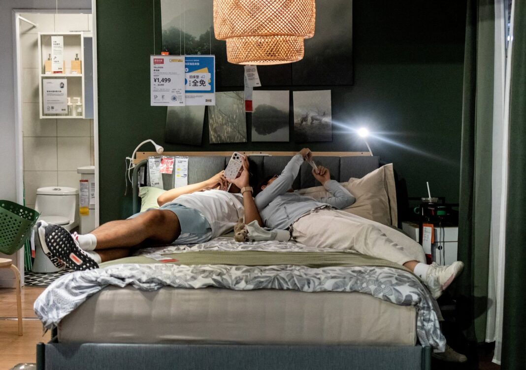 Jóvenes trabajadores chinos comparten habitación y cama para ahorrar en alquiler