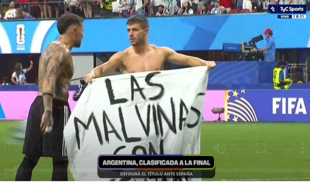 Giovani Lo Celso despliega una bandera blanca con la inscripción 'Las Malvinas son argentinas' sobre el césped del Mercedes-Benz Stadium