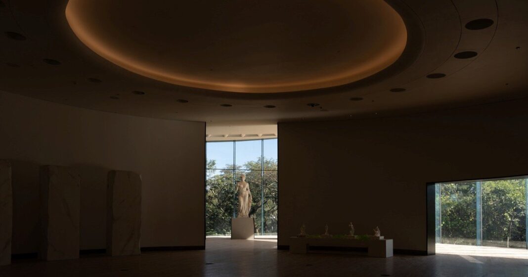 Fachada vidriada del Museo Lola Mora en San Salvador de Jujuy