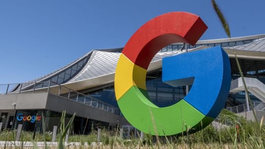 Logo de Google en la fachada de su sede
