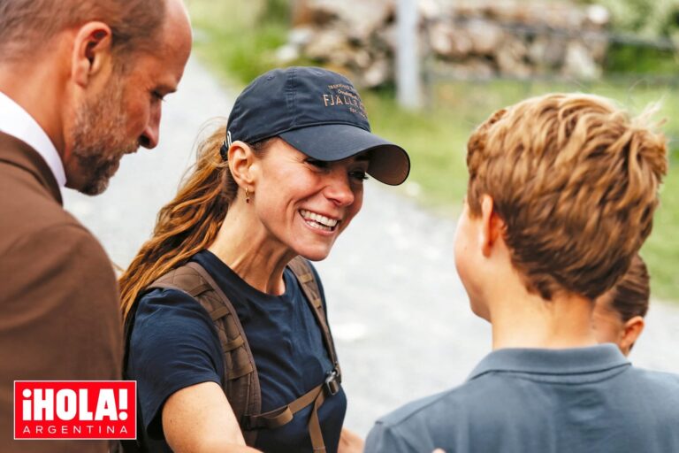 Kate Middleton en la cima de una montaña durante el Desafío de las Tres Cumbres