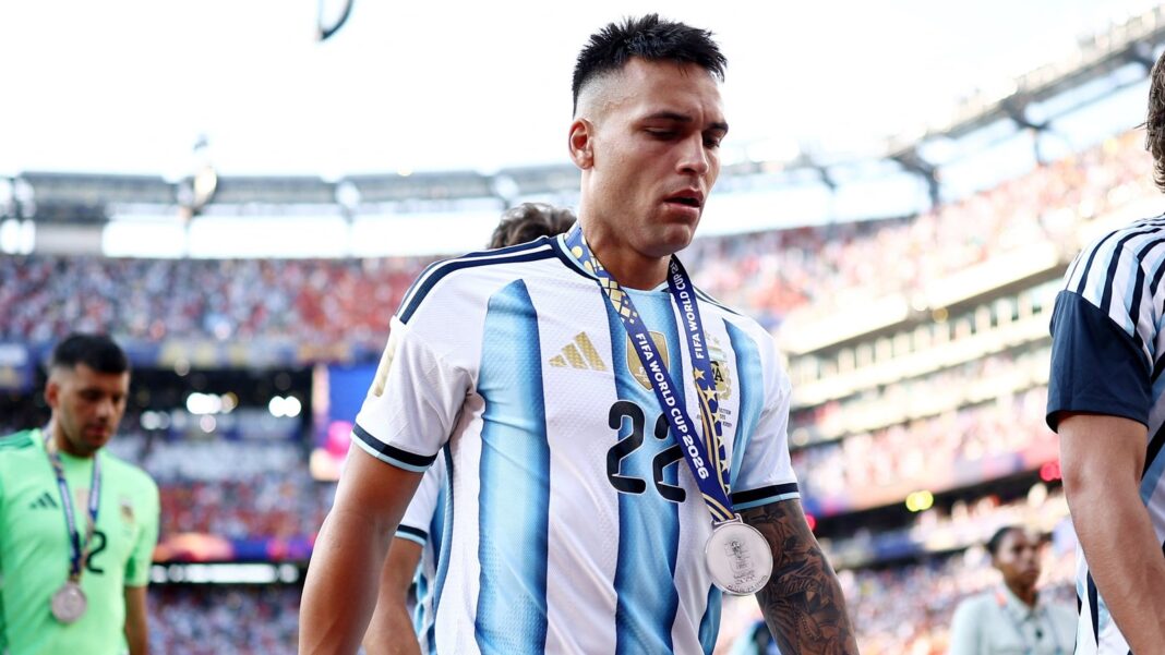 Lautaro Martínez en el banco de suplentes durante la final del Mundial 2026