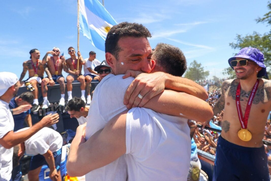 Lionel Scaloni junto a su cuerpo técnico