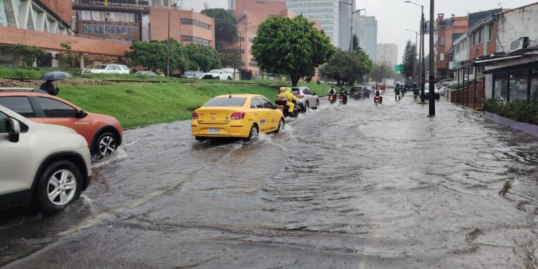 Calles inundadas en Bogotá por lluvias intensas