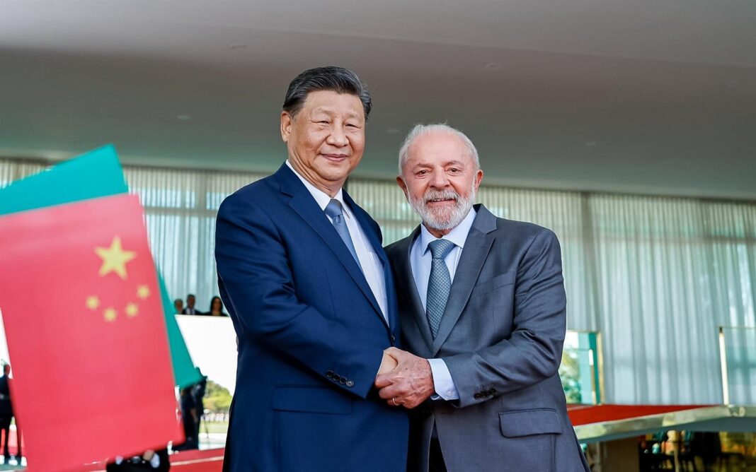 Presidentes Lula da Silva y Xi Jinping en conversación telefónica
