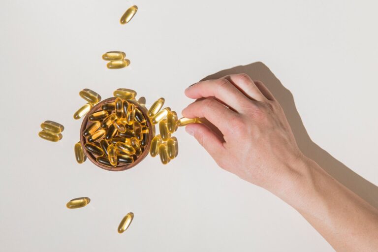 Suplementos de magnesio en cápsulas y alimentos ricos en magnesio sobre una mesa