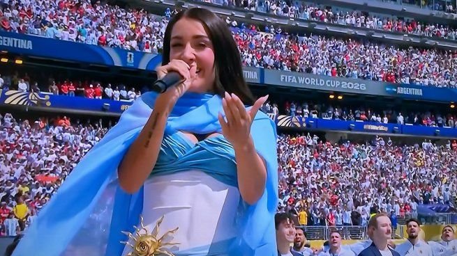 María Becerra cantando el Himno Nacional Argentino en el MetLife Stadium durante la final del Mundial 2026