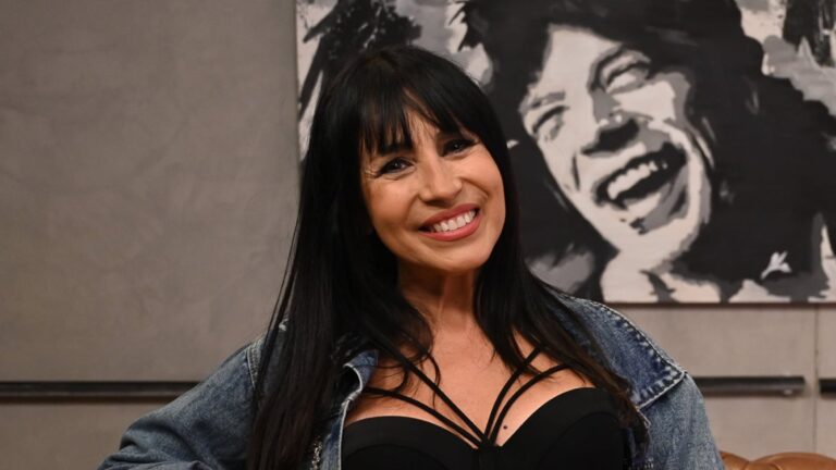 Marixa Balli de espaldas en una pileta con bikini negra