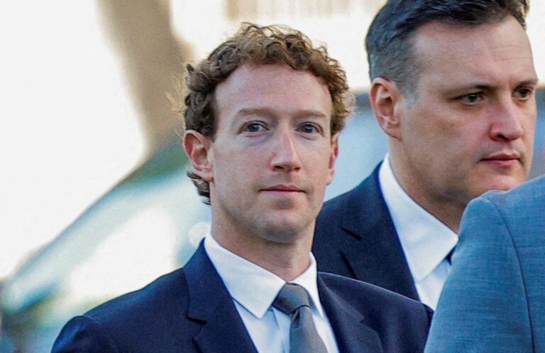 Mark Zuckerberg en su rancho Ko'olau en Hawái con ganado