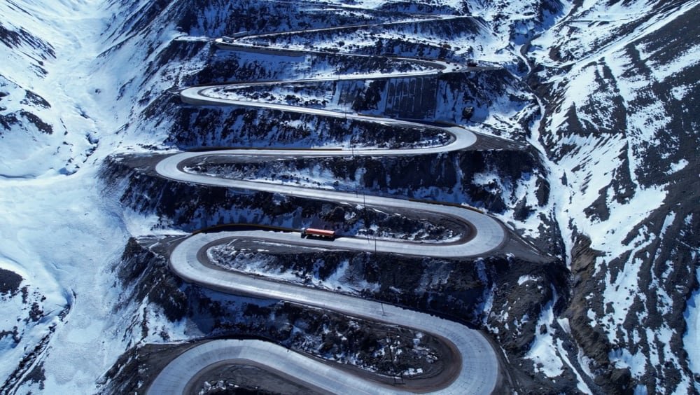 Camiones varados en la nieve en el paso Cristo Redentor