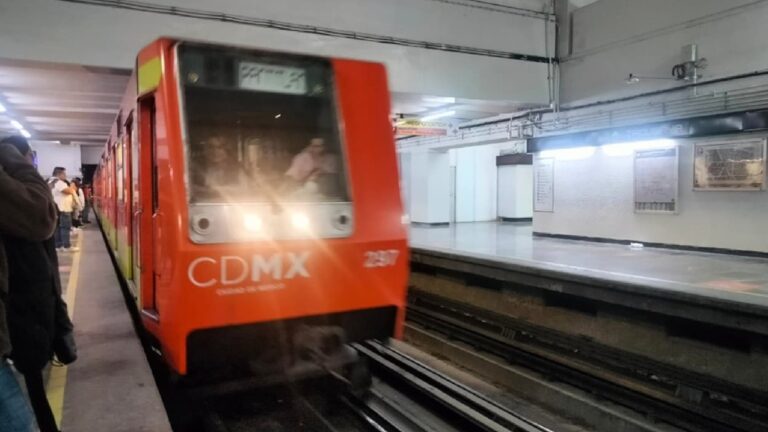 Estación del Metro CDMX con cartel del Medio Maratón 2026