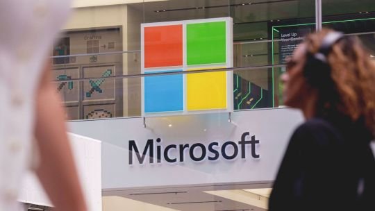 Logo de Microsoft en la fachada de un edificio corporativo