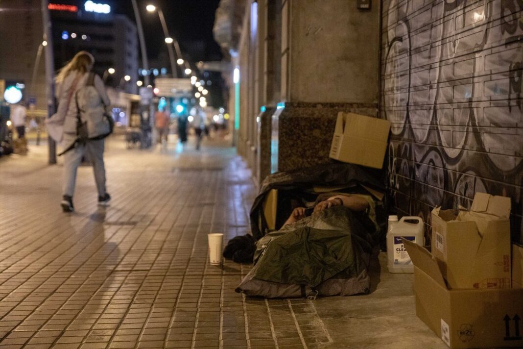 Mujer mayor sentada en un banco en Barcelona