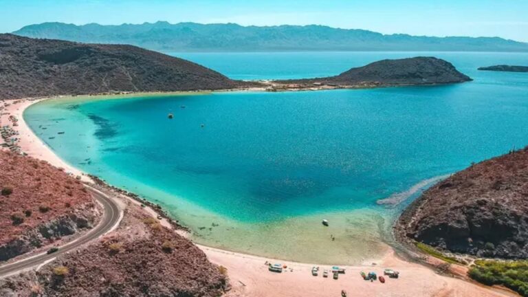 Playa de arena blanca y aguas turquesa en Bahía Concepción, Mulegé, Baja California Sur