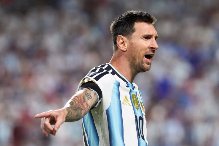 Jugadores de Argentina e Inglaterra durante un partido de fútbol