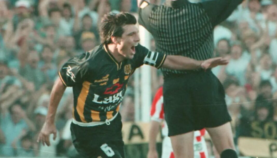 Ceferino Díaz con la camiseta de Olimpo