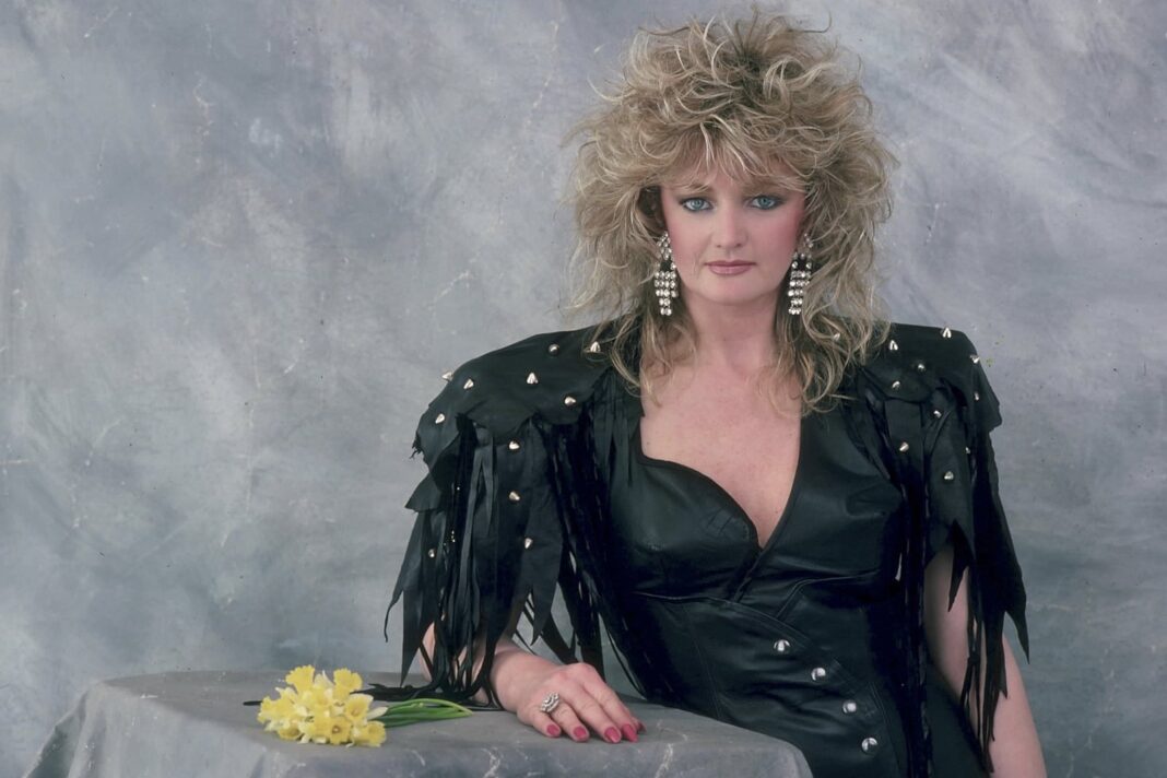 Imagen representativa de la estética ochentera con vinilos y sintetizadores