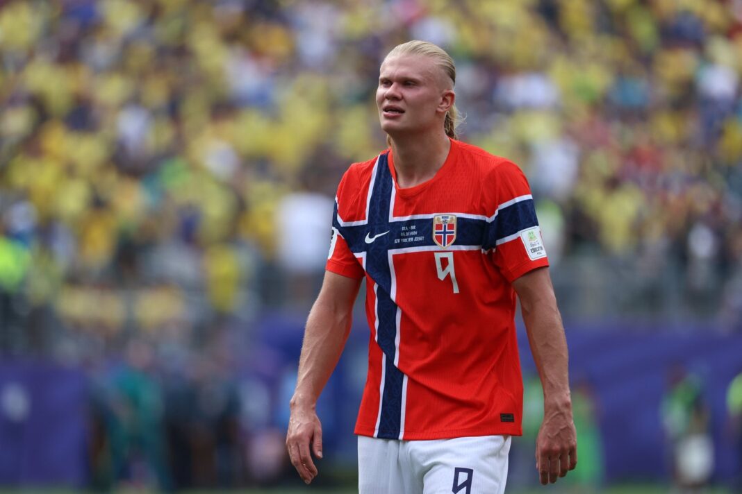 Escudos de Noruega e Inglaterra sobre fondo de estadio de fútbol