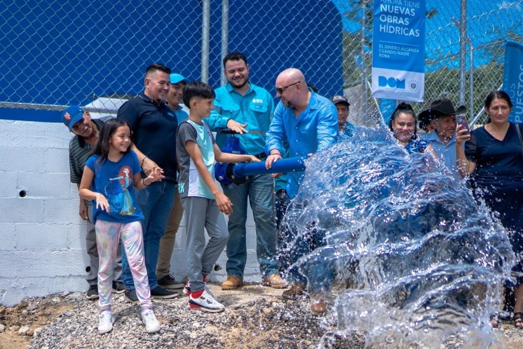 Obra de construcción de cisterna y tuberías del sistema de agua potable en Villa Modelo, El Divisadero, Morazán