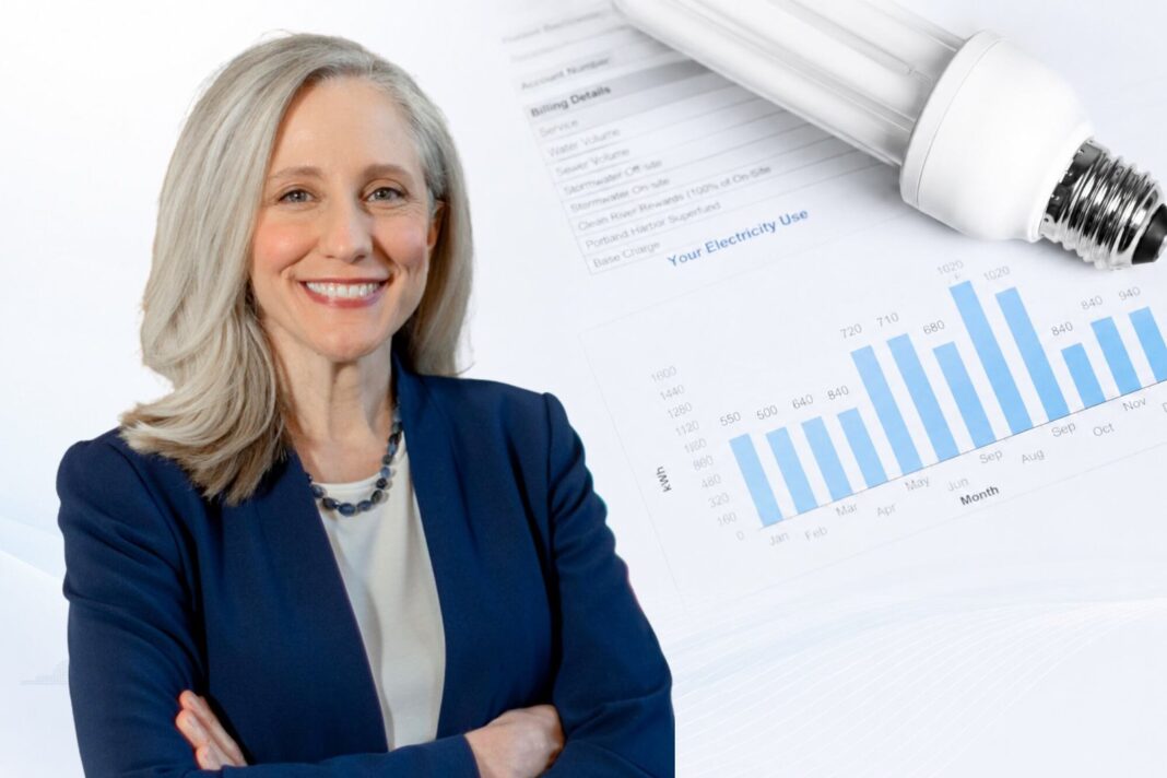 Abigail Spanberger firma una ley en Richmond