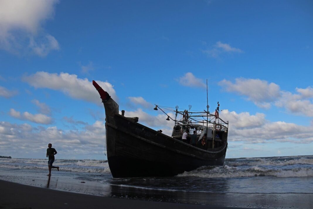 Embarcación en el mar con personas a bordo