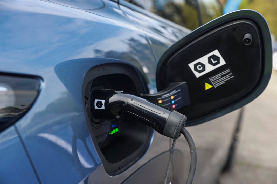 Gráfico de barras que muestra el crecimiento de patentamientos de autos híbridos y eléctricos en Argentina en el primer semestre de 2025