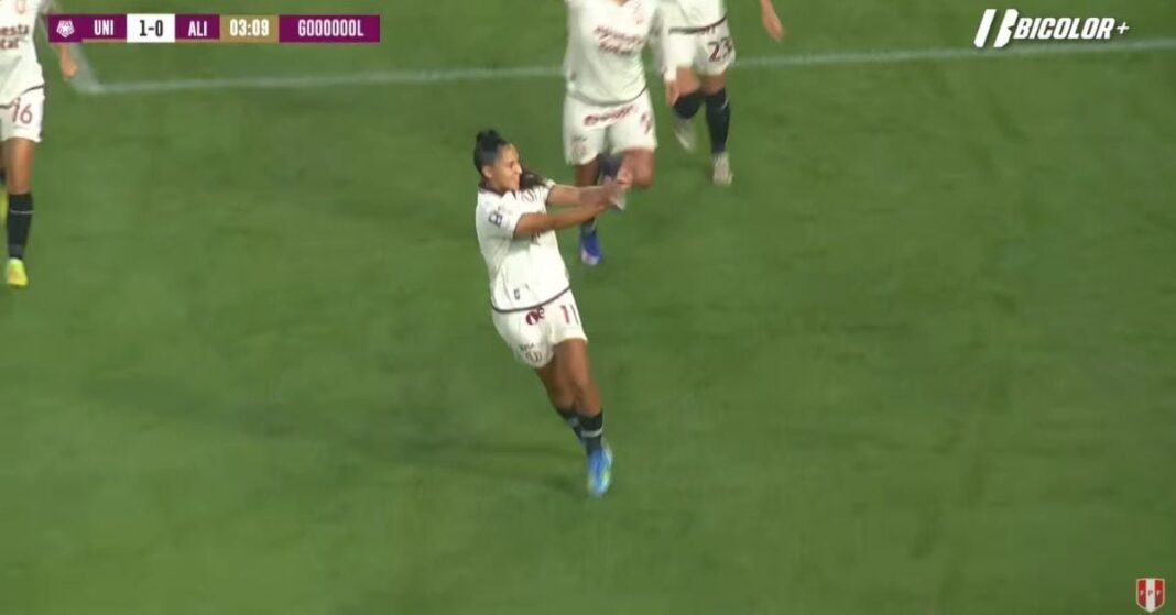 Pierina Núñez celebrando un gol con la camiseta de Universitario de Deportes