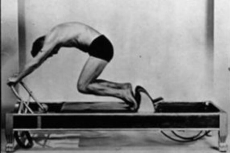 Instructora Melani Giommetti en centro Toulouse de Palermo explicando pilates con cadenas miofasciales