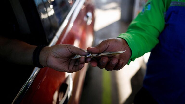 Estación de servicio con precios de gasolina en Jalisco