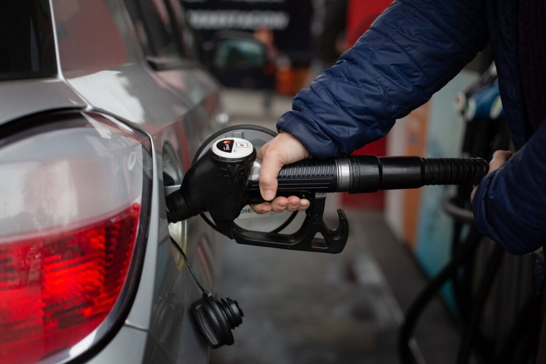 Estación de servicio con surtidores de combustible