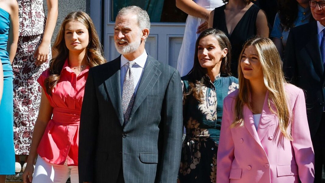 Princesa Leonor e infanta Sofía en el Palacio de la Zarzuela con vestimenta rosa